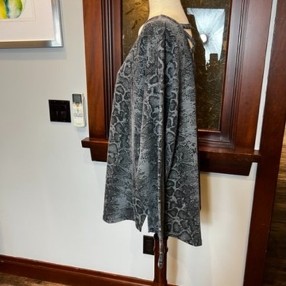 MIA Sport grey snakeskin print top SIze 2X EUC - Picture 3 of 7